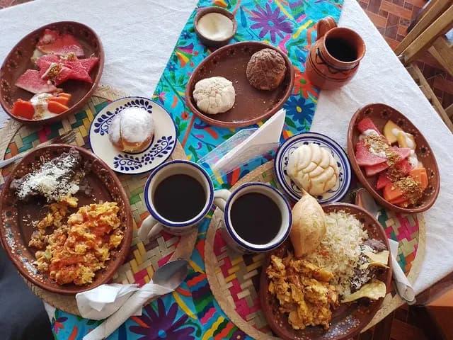 Desayuno completo con pan dulce y café